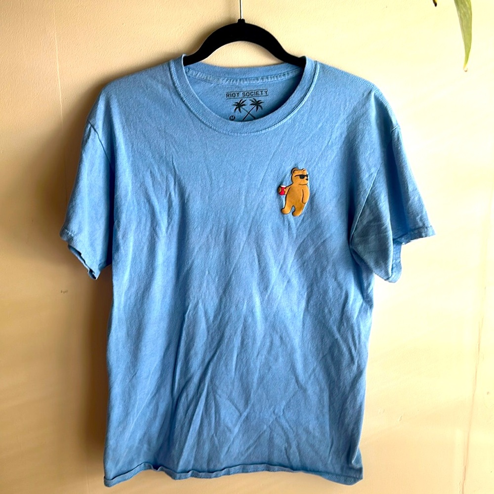 Riot Society men’s medium T-shirt. blue bear sunglasses red solo cup